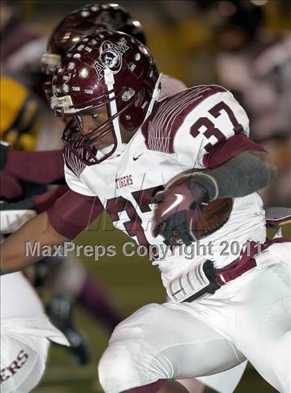Thumbnail 1 in A&M Consolidated vs. Stony Point (5A Region 2 Regional Playoffs) photogallery.
