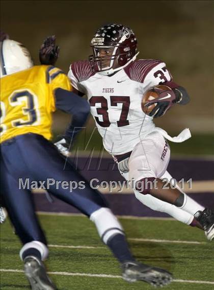 Thumbnail 1 in A&M Consolidated vs. Stony Point (5A Region 2 Regional Playoffs) photogallery.
