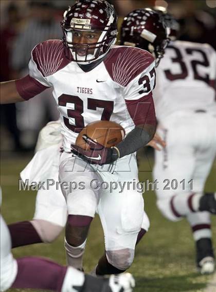Thumbnail 1 in A&M Consolidated vs. Stony Point (5A Region 2 Regional Playoffs) photogallery.