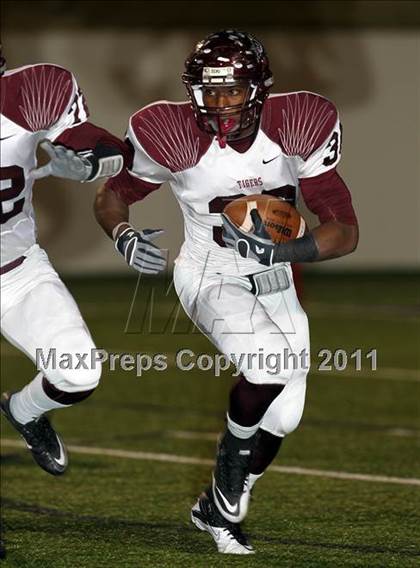 Thumbnail 1 in A&M Consolidated vs. Stony Point (5A Region 2 Regional Playoffs) photogallery.
