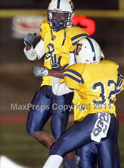 Thumbnail 1 in A&M Consolidated vs. Stony Point (5A Region 2 Regional Playoffs) photogallery.