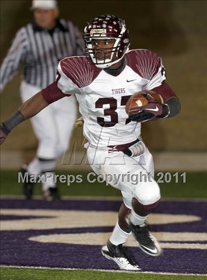 Thumbnail 2 in A&M Consolidated vs. Stony Point (5A Region 2 Regional Playoffs) photogallery.