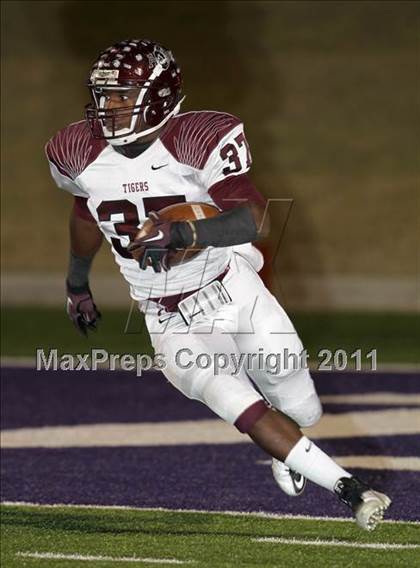 Thumbnail 3 in A&M Consolidated vs. Stony Point (5A Region 2 Regional Playoffs) photogallery.