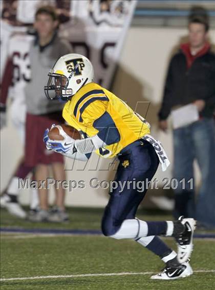 Thumbnail 2 in A&M Consolidated vs. Stony Point (5A Region 2 Regional Playoffs) photogallery.