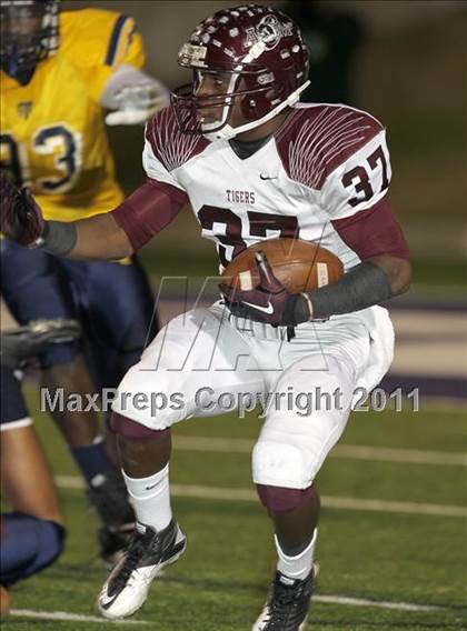 Thumbnail 2 in A&M Consolidated vs. Stony Point (5A Region 2 Regional Playoffs) photogallery.