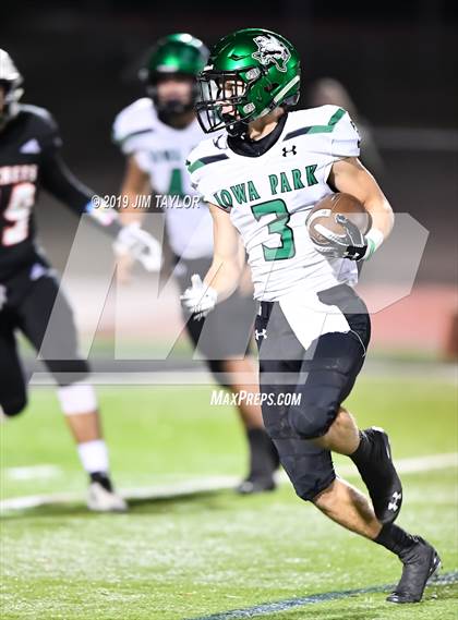 Thumbnail 2 in Iowa Park vs. Ferris (UIL 4A  Bi-District) photogallery.