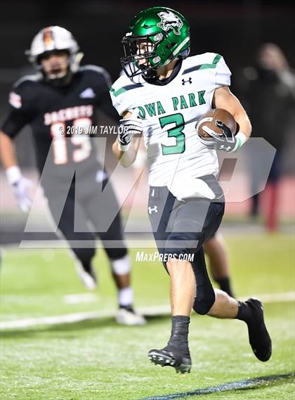 Thumbnail 3 in Iowa Park vs. Ferris (UIL 4A  Bi-District) photogallery.