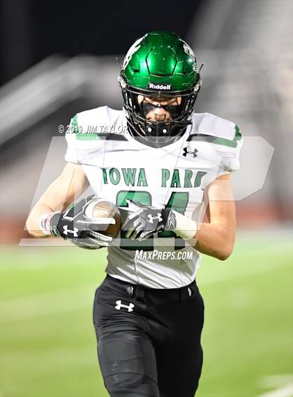 Thumbnail 1 in Iowa Park vs. Ferris (UIL 4A  Bi-District) photogallery.