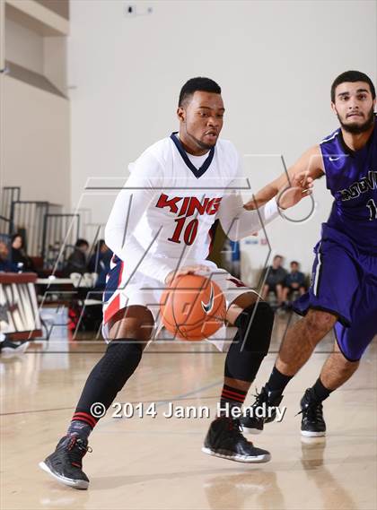 Thumbnail 3 in King vs. Hoover (MaxPreps Holiday Classic) photogallery.
