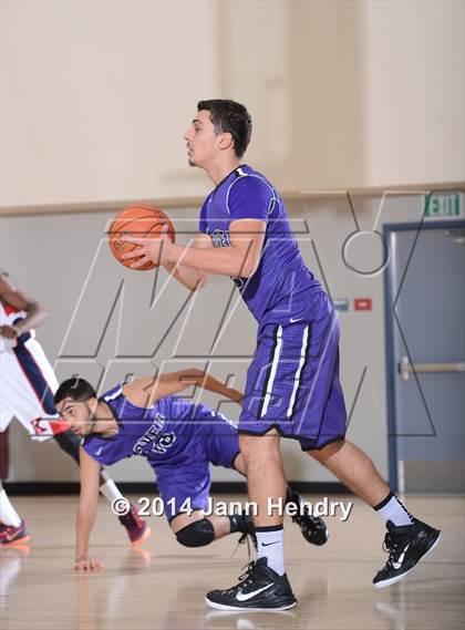 Thumbnail 2 in King vs. Hoover (MaxPreps Holiday Classic) photogallery.
