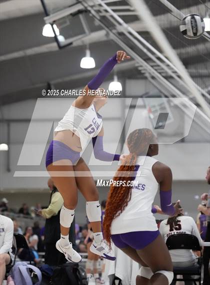 Thumbnail 1 in Klein Cain vs. London (Legends Invitational) photogallery.
