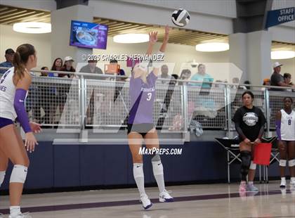 Thumbnail 3 in Klein Cain vs. London (Legends Invitational) photogallery.