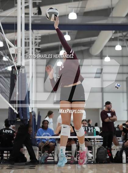 Thumbnail 2 in Klein Cain vs. London (Legends Invitational) photogallery.