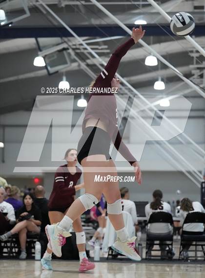 Thumbnail 2 in Klein Cain vs. London (Legends Invitational) photogallery.