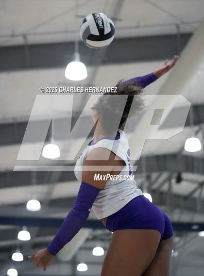 Thumbnail 3 in Klein Cain vs. London (Legends Invitational) photogallery.