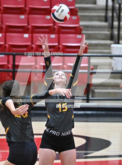 Thumbnail 3 in Salem vs. Hackett (AAA 3A State Playoffs 1st round) photogallery.