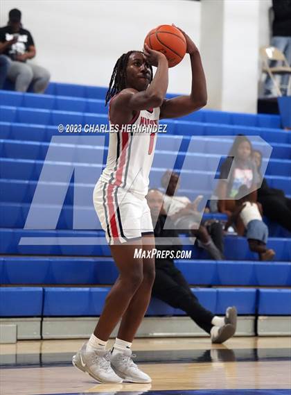 Thumbnail 2 in Hamshire-Fannett vs. Madisonville (Mike Dacus Classic) photogallery.