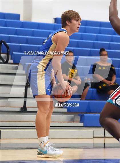 Thumbnail 2 in Hamshire-Fannett vs. Madisonville (Mike Dacus Classic) photogallery.