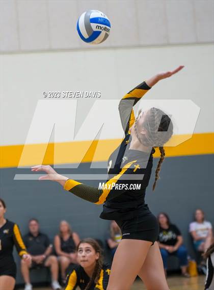 Thumbnail 2 in Arizona Lutheran Academy vs. Pusch Ridge Christian Academy photogallery.