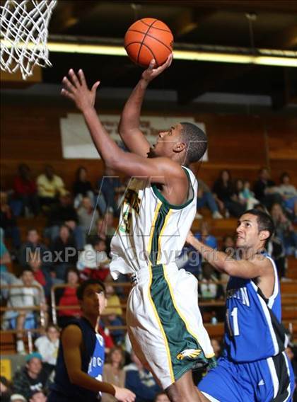 Thumbnail 3 in Eisenhower vs. Rocklin (MaxPreps Holiday Classic) photogallery.