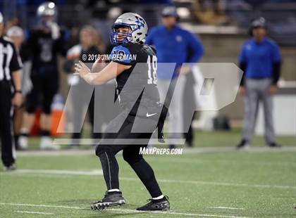 Thumbnail 1 in Lampasas vs. La Vernia (UIL 4A Area Playoff) photogallery.