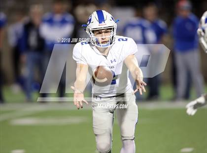 Thumbnail 3 in Lampasas vs. La Vernia (UIL 4A Area Playoff) photogallery.