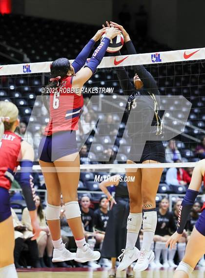 Thumbnail 2 in Wimberley vs. Eagle Mountain (UIL 4A D2 Volleyball Final) photogallery.