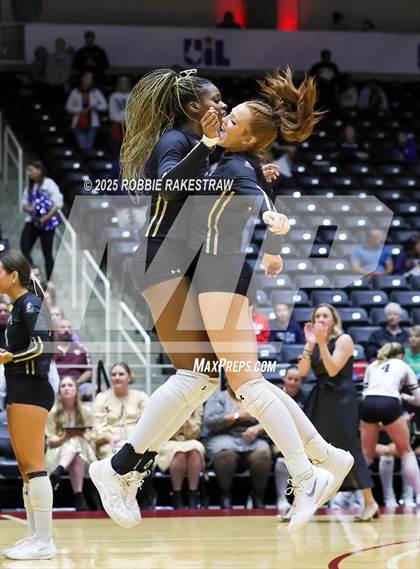 Thumbnail 2 in Wimberley vs. Eagle Mountain (UIL 4A D2 Volleyball Final) photogallery.