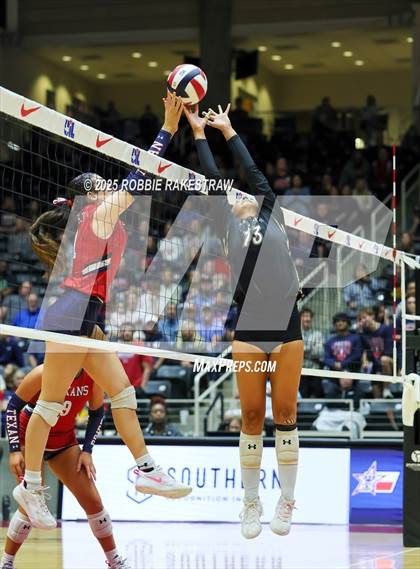 Thumbnail 3 in Wimberley vs. Eagle Mountain (UIL 4A D2 Volleyball Final) photogallery.