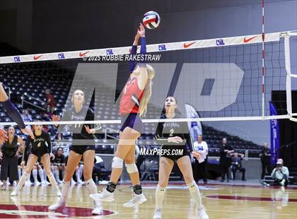 Thumbnail 3 in Wimberley vs. Eagle Mountain (UIL 4A D2 Volleyball Final) photogallery.