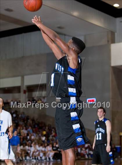 Thumbnail 1 in North Crowley vs. Plano West (Texas 5A Region 1 Semifinal) photogallery.