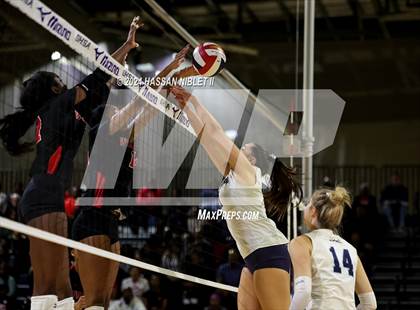 Thumbnail 3 in Pope vs. Woodward Academy (GHSA 5A State Final) photogallery.