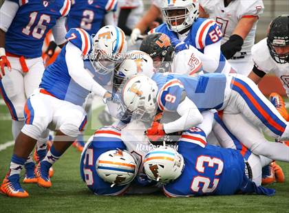 Thumbnail 3 in Libertyville @ East St. Louis (IHSA 7A 1st. Round Playoff) photogallery.