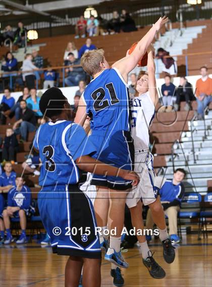 Thumbnail 2 in Creighton Prep vs. Lincoln East  photogallery.