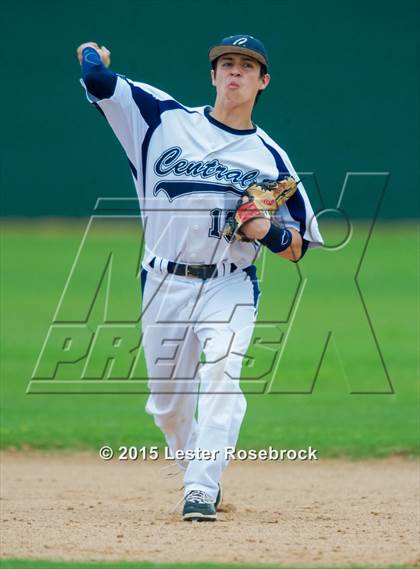Thumbnail 3 in Central Catholic vs Stilwell photogallery.