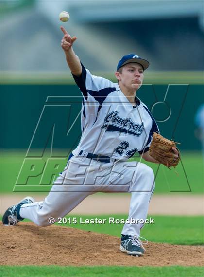 Thumbnail 2 in Central Catholic vs Stilwell photogallery.