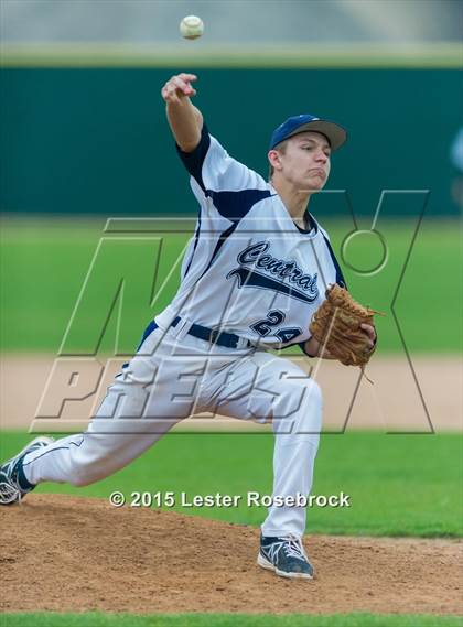 Thumbnail 2 in Central Catholic vs Stilwell photogallery.