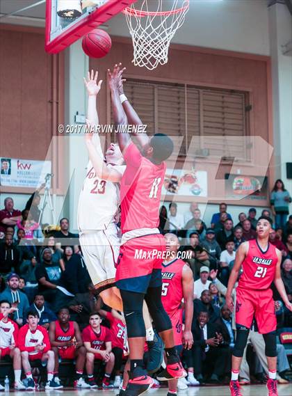 Thumbnail 1 in La Salle vs. Oxnard photogallery.