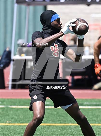 Thumbnail 2 in Mission Viejo vs. JSerra Catholic  (Battle at the Beach) photogallery.
