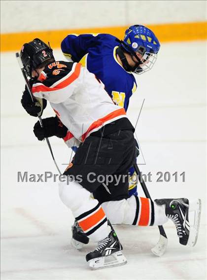 Thumbnail 3 in Newtown vs. Watertown/Pomperaug (SWC Semifinal) photogallery.