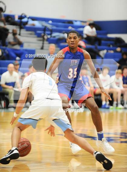Thumbnail 2 in Sam Rayburn vs. Pearce (McDonald's Texas Invitational) photogallery.