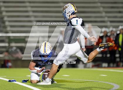 Thumbnail 3 in Ferris vs. Sunnyvale (4A-2 Region II Bi District) photogallery.