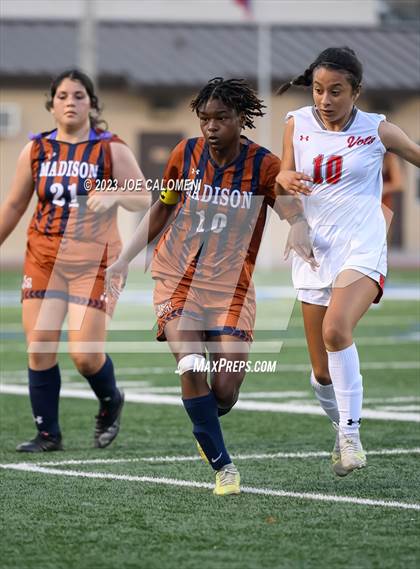 Thumbnail 3 in Lee vs Madison photogallery.