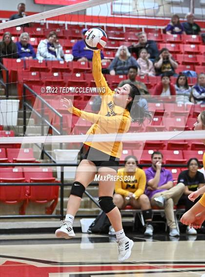Thumbnail 3 in Hoxie vs. Mayflower (AAA 3A State Playoffs 1st round) photogallery.