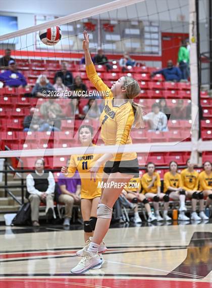 Thumbnail 2 in Hoxie vs. Mayflower (AAA 3A State Playoffs 1st round) photogallery.
