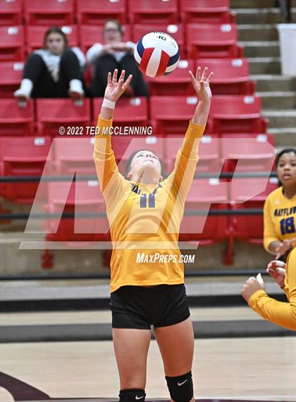 Thumbnail 2 in Hoxie vs. Mayflower (AAA 3A State Playoffs 1st round) photogallery.