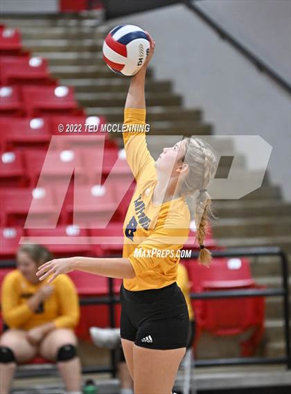 Thumbnail 1 in Hoxie vs. Mayflower (AAA 3A State Playoffs 1st round) photogallery.