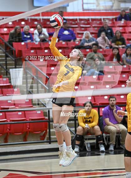 Thumbnail 2 in Hoxie vs. Mayflower (AAA 3A State Playoffs 1st round) photogallery.