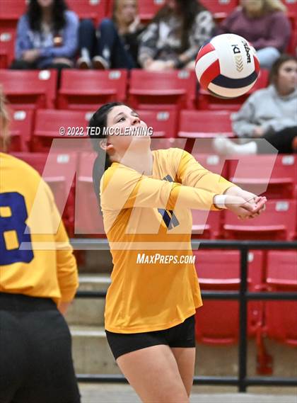 Thumbnail 2 in Hoxie vs. Mayflower (AAA 3A State Playoffs 1st round) photogallery.