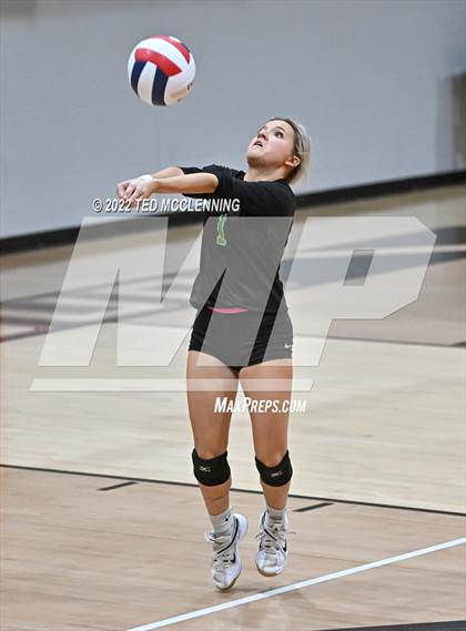 Thumbnail 2 in Hoxie vs. Mayflower (AAA 3A State Playoffs 1st round) photogallery.